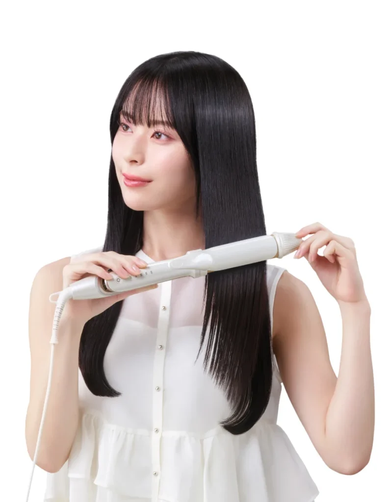 女性がKINUJO 2wayアイロンを使用している写真