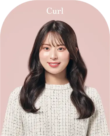 KINUJO 2wayアイロンを使用して髪がカールになった状態の女性写真