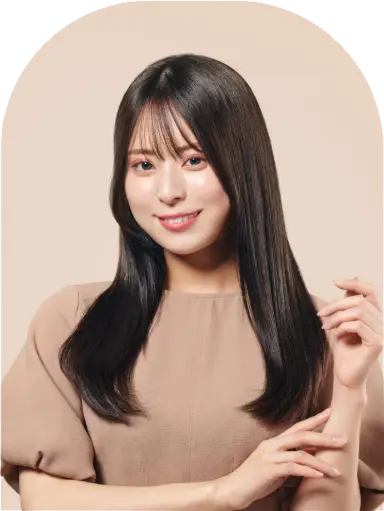 KINUJO 2wayアイロンの32mmタイプでスタイリングした幅広ストレート髪の女性写真