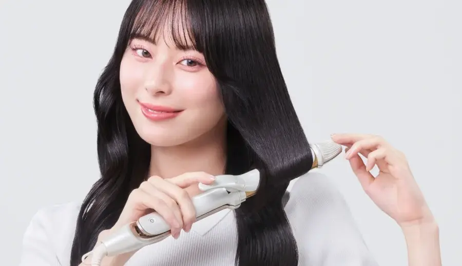 KINUJO 2wayアイロンのカールアイロンの使い方を説明する女性の写真