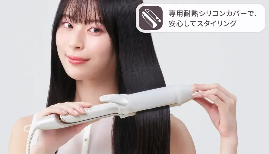 KINUJO 2wayアイロンのストレートアイロンの使い方を説明する女性の写真