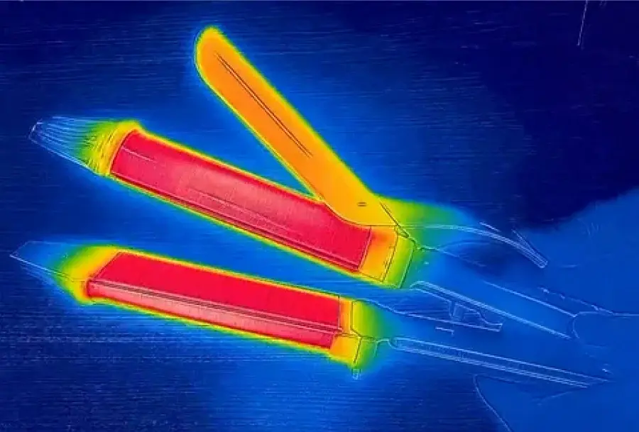 KINUJO 2wayアイロンの熱伝導の状態をサーモグラフィで撮影した写真