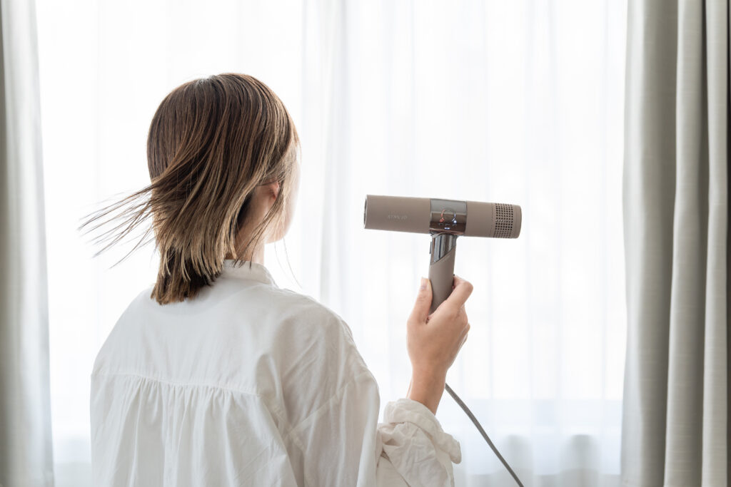 KINUJO Hair Dryer（KH301/KH302）を使用した髪の毛の乾かし方の解説写真