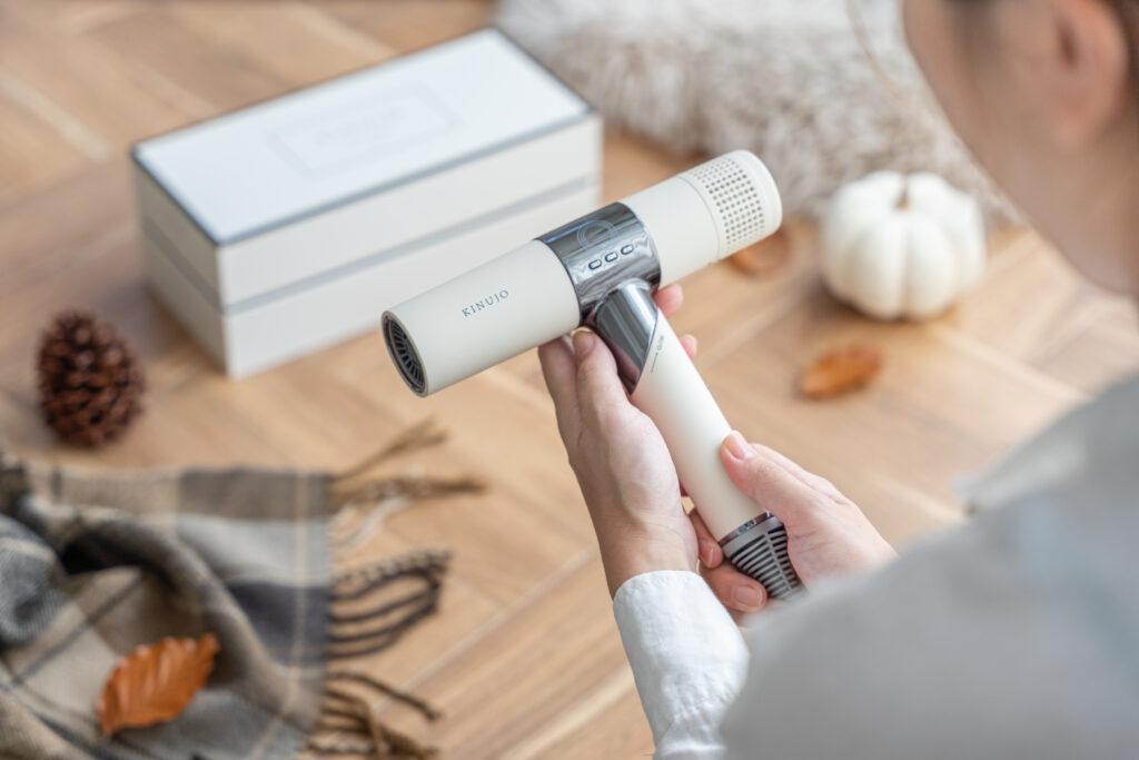 KINUJO Hair Dryer（KH301/KH302）を使用する様子の写真