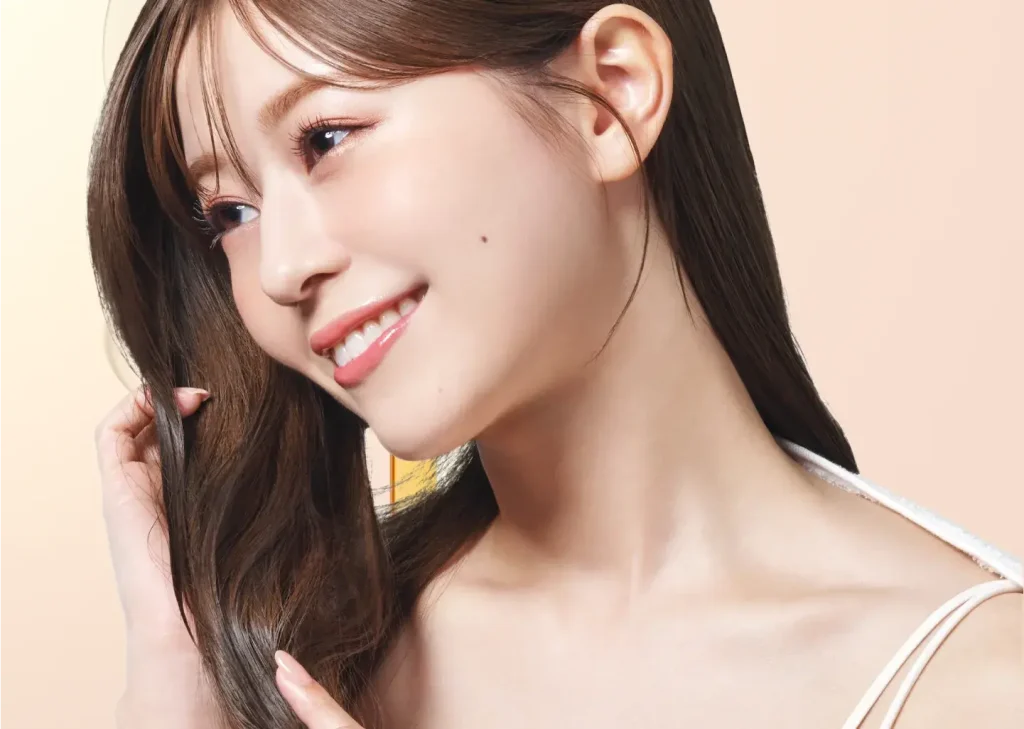 髪の悩みに寄り添うオイルであることの解説をするための女性の画像（パソコン用）