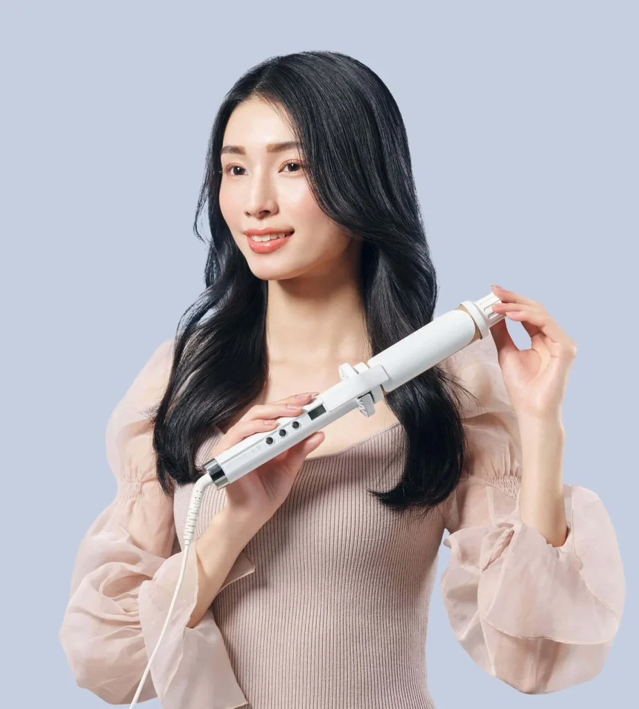 絹女～KINUJO～CURL IRONを使用して髪をセットする女性の写真