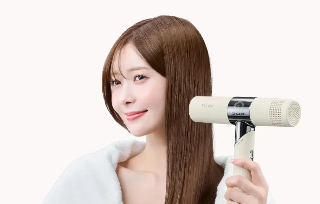 ヘアカラーの持ちが良くなる様子を示したドライヤーをあてる女性の写真