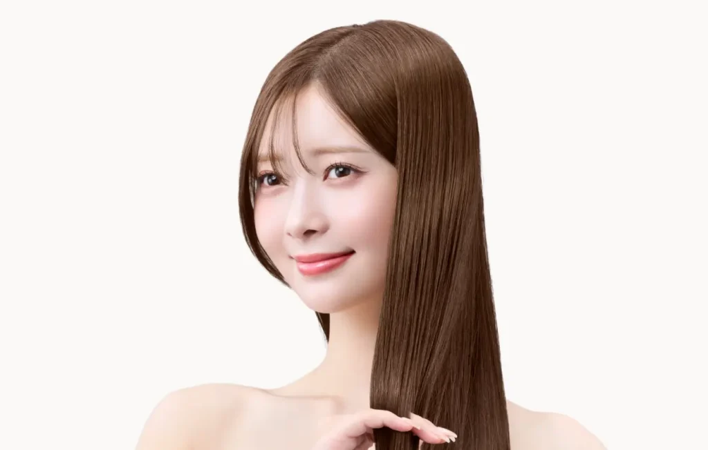 女性が髪のつやをわかりやすくポーズした姿の写真