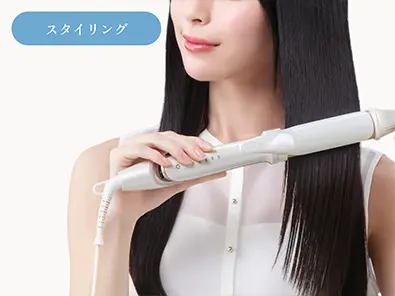 使用手順１としてアイロンなどでスタイリングする（スタイリングの様子を示した女性の写真）