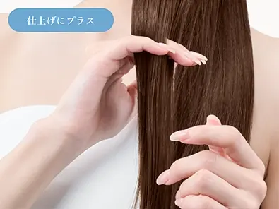 使用手順２として仕上げにKINUJO Silk drop oilを付ける様子を示した女性の写真