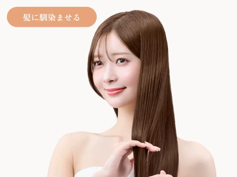 髪に馴染ませる集中ケアを行っている女性の写真