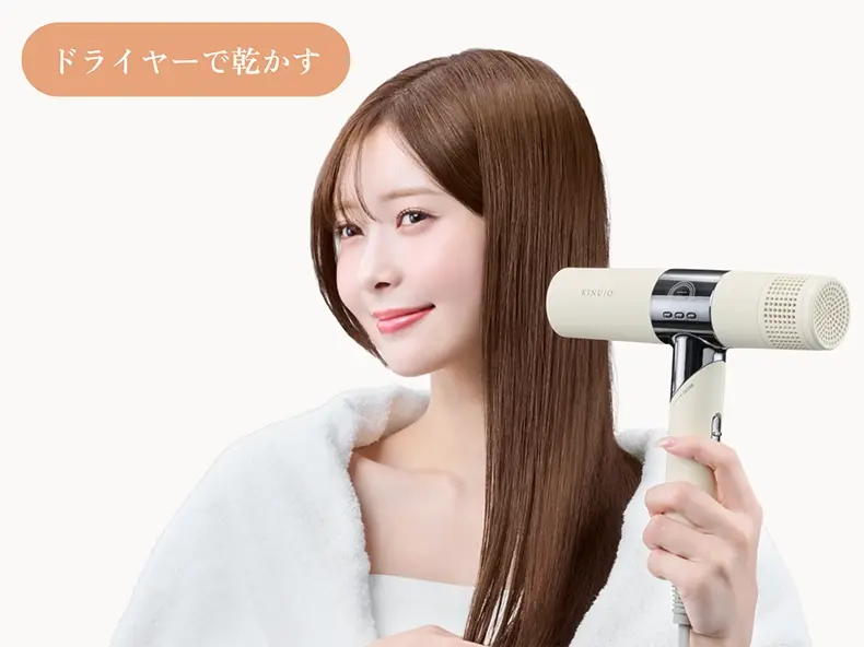 ドライヤーで乾かす集中ケアを行っている女性の写真