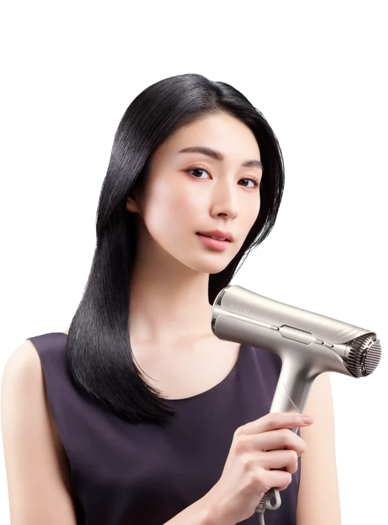 KINUJO Silk PremiumDryer（キヌージョ　シルクプレミアムドライヤー）を使用する女性モデルの写真