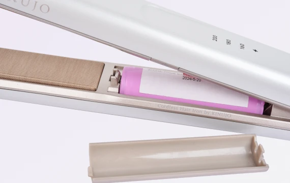 KINUJO LuxeJewelコードレスアイロン【LX001】の搭乗時に便利な取り外し可能バッテリーの解説写真