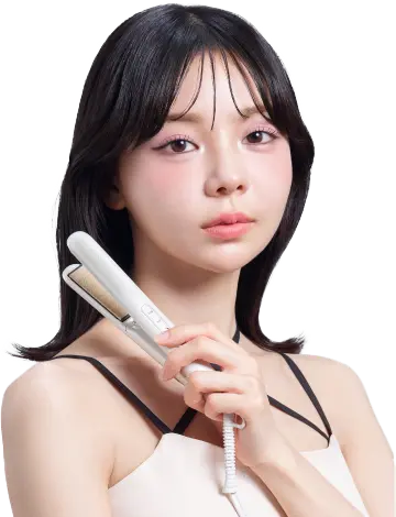 KINUJO MINI IRON -deux-（ドゥー）【KM001】を使用している女性の写真