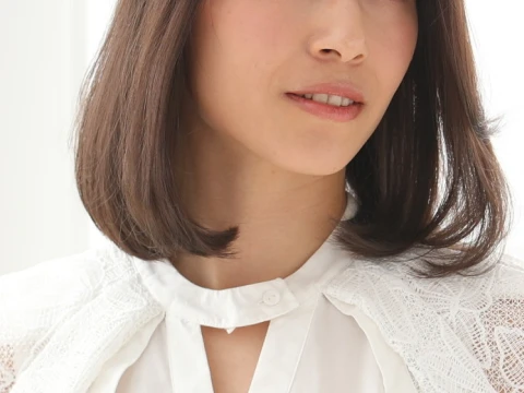 KINUJO MINI IRON -deux-（ドゥー）【KM001】で内巻きカールを整える写真