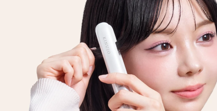 KINUJO MINI IRON -deux-（ドゥー）【KM001】で細かい髪の乱れのポイントケアを整える写真