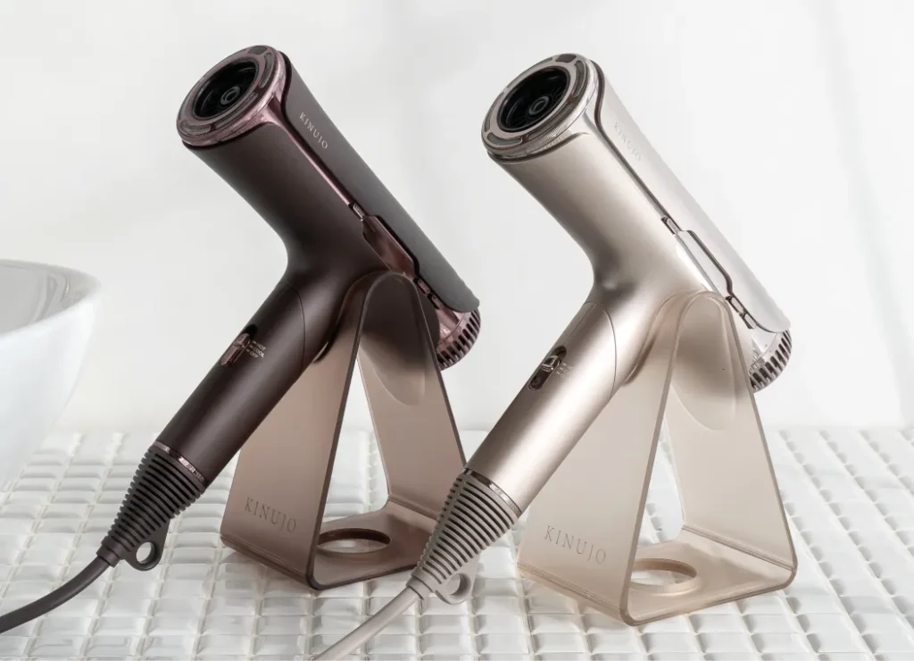 KINUJO Silk PremiumDryerの本体をクリアシルバーとアーバンブラウンの２色を並べた状態の写真