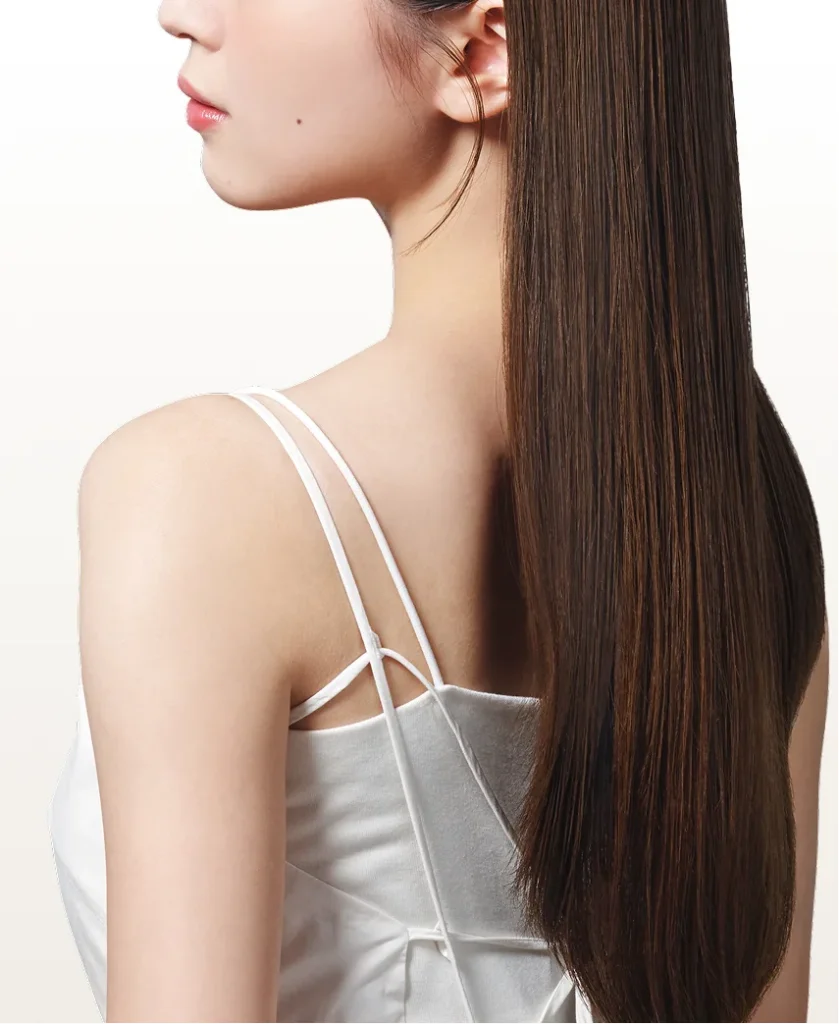 ストレートヘアーのスタイリングの様子